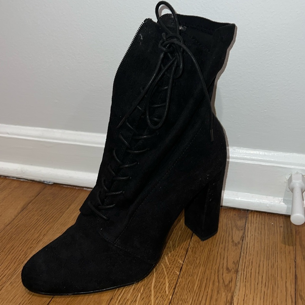 Steve Madden lace up block heel boot (with zipper). Black size 9